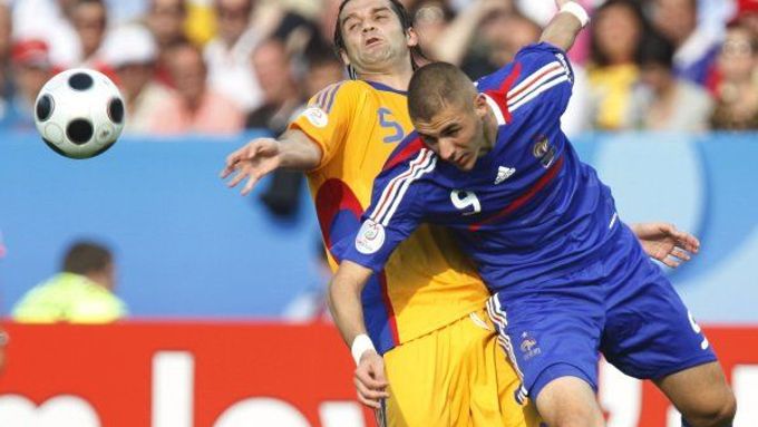 Typický obrázek úvodního zápasu "skupiny smrti": Francouzi (v modrém Karim Benzema) tlačili, Rumuni úporně bránili (ve žlutém Cristian Chivu).