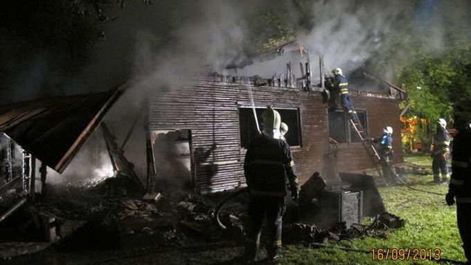 Skautům v Plzni vyhořela v noci na pondělí klubovna v Borském parku.