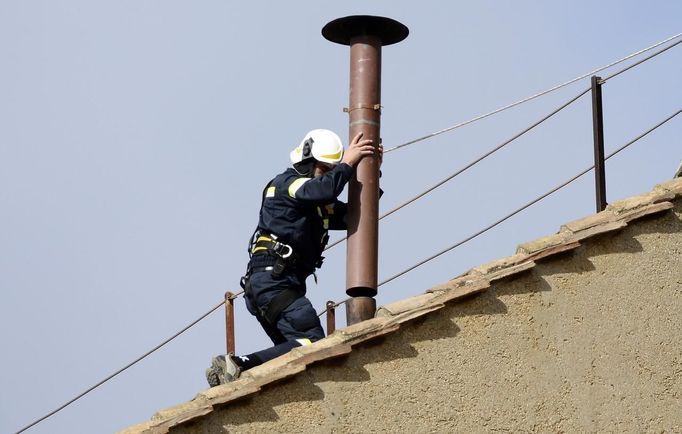 A worker sets a chimney on the roof of the Sistine Chapel at the Vatican March 9, 2013. REUTERS/Dylan Martinez (VATICAN - Tags: RELIGION) Published: Bře. 9, 2013, 10:12 dop.