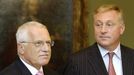 Prezident Václav Klaus a premiér Mirek Topolánek na tiskové konferenci, která se konala v roce 2006 na Pražském hradě. Oba politici jednali o situaci poté, co Topolánkův kabinet nedostal důvěru sněmovny a chystal se podat demisi.