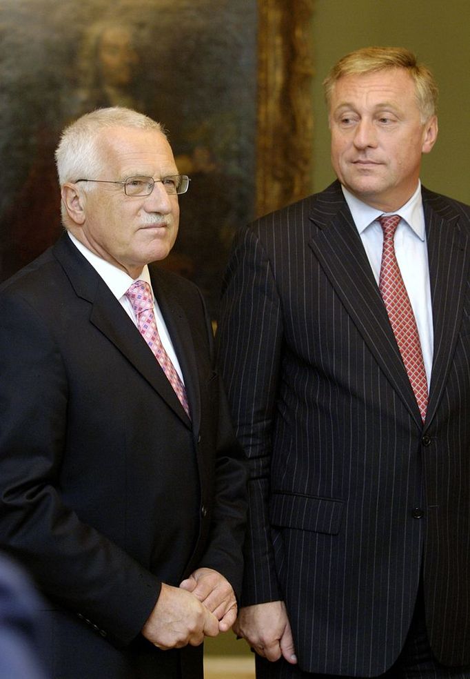 Prezident Václav Klaus a premiér Mirek Topolánek na tiskové konferenci, která se konala v roce 2006 na Pražském hradě. Oba politici jednali o situaci poté, co Topolánkův kabinet nedostal důvěru sněmovny a chystal se podat demisi.