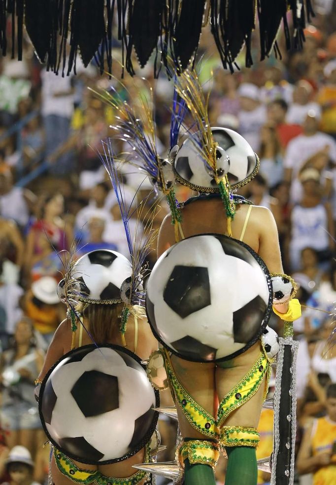 Revellers of Mocidade Independente samba school participate in the annual Carnival parade in Rio de Janeiro's Sambadrome, February 11, 2013. REUTERS/Sergio Moraes (BRAZIL - Tags: SOCIETY) Published: Úno. 11, 2013, 5:50 dop.