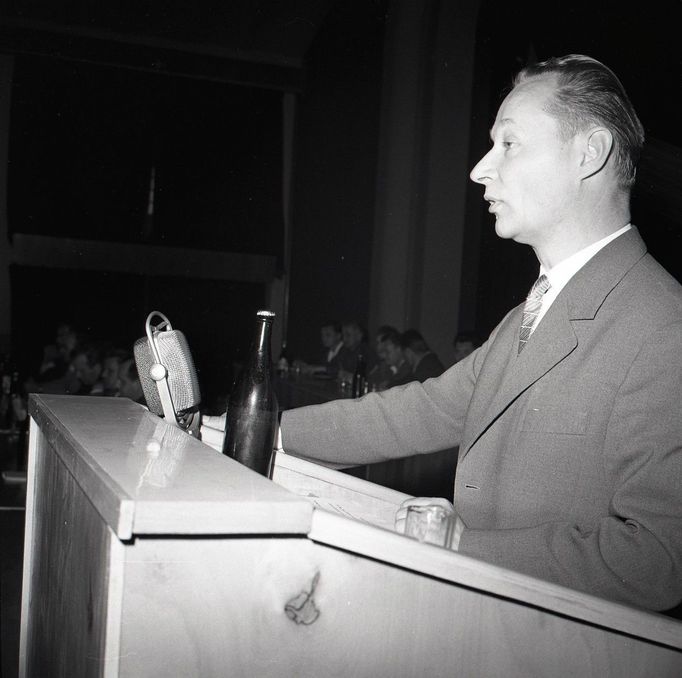 Dubček stoupá strmě na pozicích v KSČ. Rok 1963. Fotografie ze života Alexandra Dubčeka