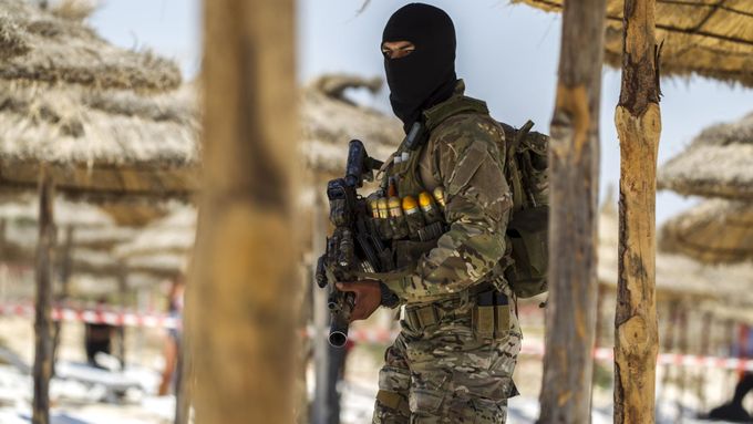 Člen zásahové jednotky v Tunisku - ilustrační foto.