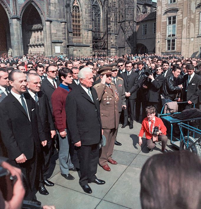 Prezident ČSSR Ludvík Svoboda na III. hradního nádvoří Pražského Hradu krátce po svém zvolení do úřadu. 30. 3. 1968