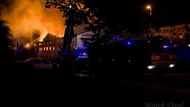 Požár byl oznámen ve čtvrtek krátce po 19:15. "K požáru, který zasáhl celou budovu skladu nábytku a ratanového zboží o rozměrech 20 krát 50 metrů, vyjelo postupně patnáct hasičských jednotek a byl vyhlášen třetí stupeň poplachu," uvedl Marvan.