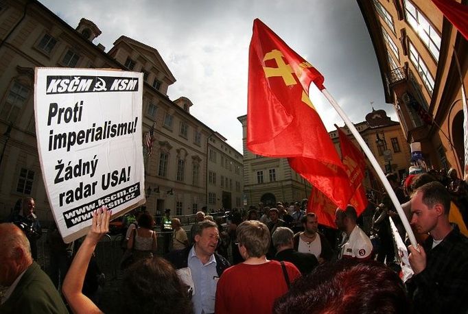 Před americkou ambasádou se sešla necelá stovka protestujích. Demonstraci organizoval Komunistický svaz mládeže.