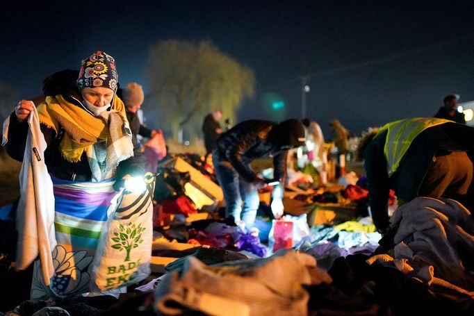 Ukrajinští uprchlíci v táboře v polském obci Medyka. Záběr byl pořízený krátce po dnešní půlnoci. 27. 2. 2022.