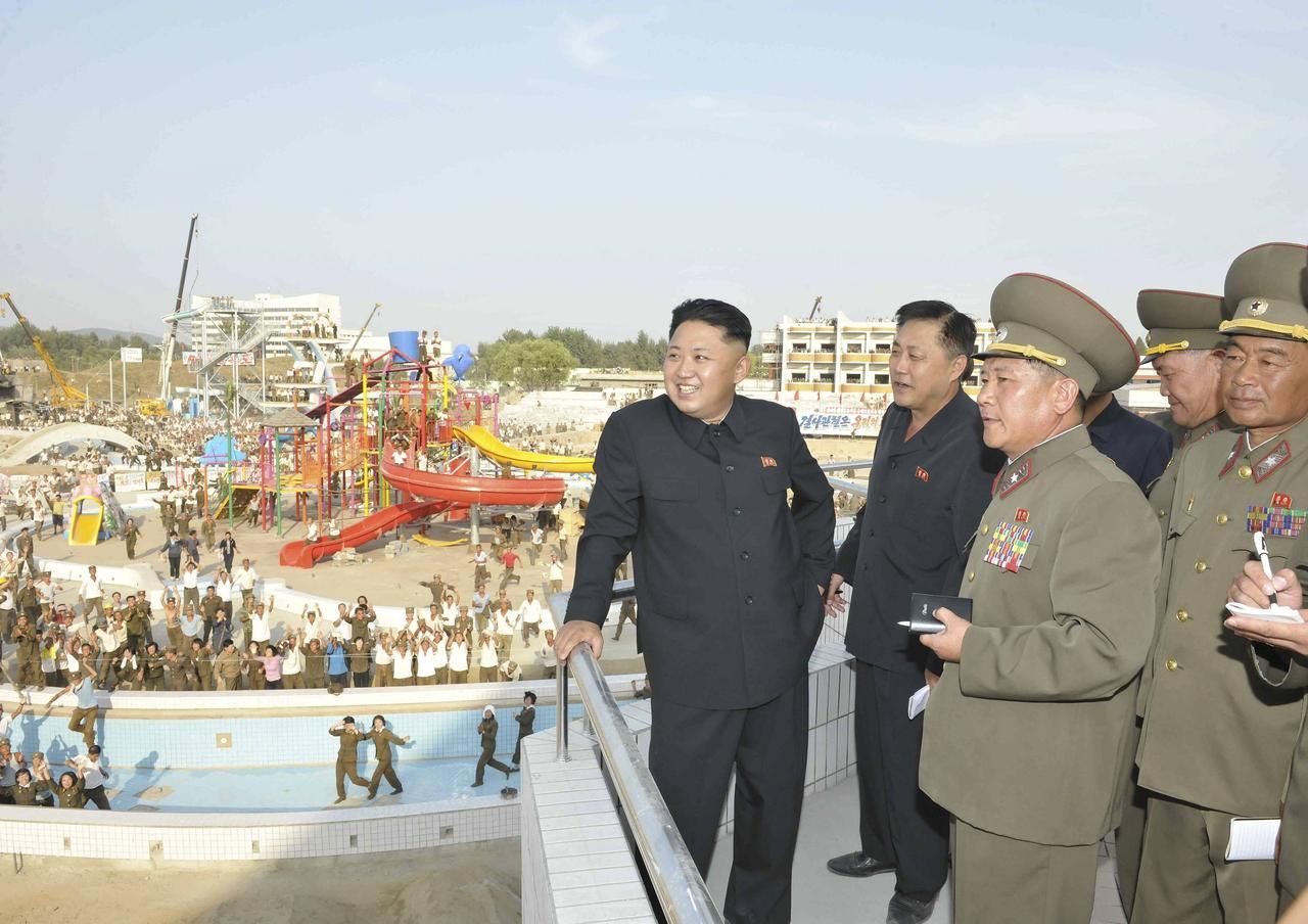 Kim Čong-un obhlíží staveniště plaveckého komplexu Mundu