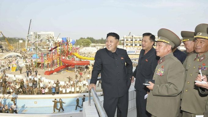 Kim Čong-un netroškaří. Skiareál vyšel jeho hladovějící zemi na miliony dolarů.