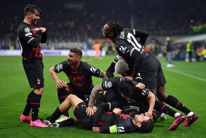 Ismael Binnásir slaví z parťáky z AC Milán svůj gól, kterým rozhodl úvodní utkání čtvrtfinále Ligy mistrů 2022/2023 proti Neapoli