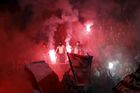 Srbské peklo v centru Prahy. Fanoušci Crvené Zvezdy obsadili Staromák, čekají tam na večerní zápas