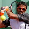 Srb Janko Tipsarevič vrací míček Američanovi Samu Querreymu během French Open 2012