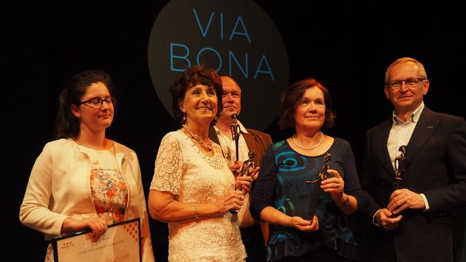 Filantropové roku 2018: Zleva Petra Soukupová, Marcela Mejstříková, Libor Malý, Ludmila Böhmová a zástupce firmy Naturfyt-BIO.