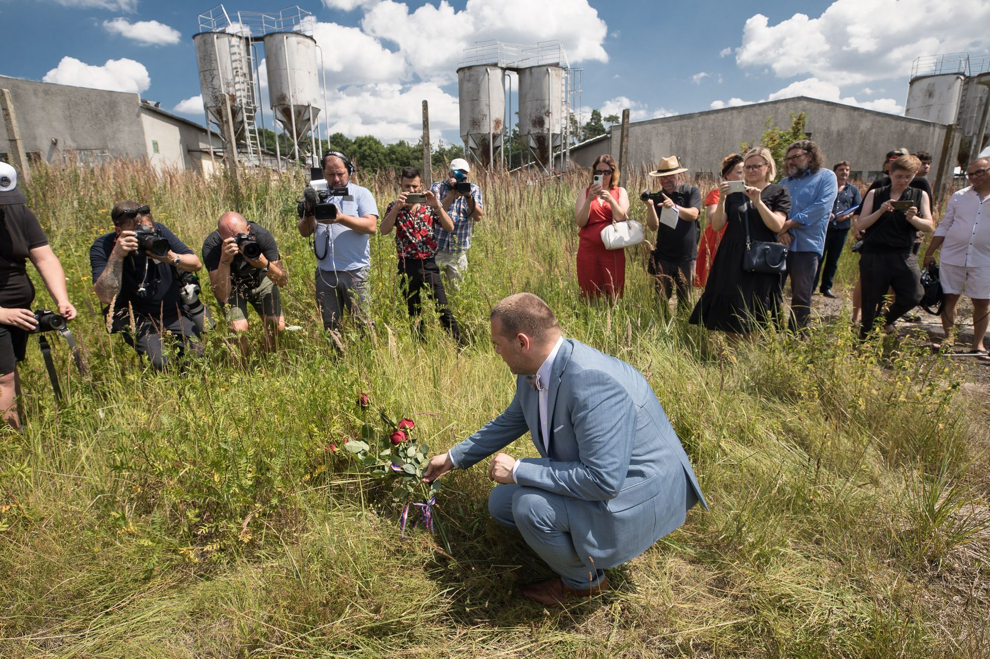 Symbolické zahájení demolice vepřína v Letech u Písku na místě koncentračního tábora pro Romy / romský holocaust