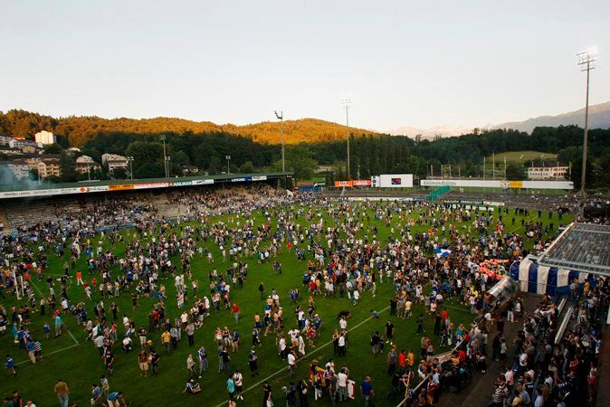 Fanoušci švýcarského klubu FC Luzern si vítězství nad Luganem pořádně užili. Ihned po vítězství začali Allmend Stadion rozebírat, odnášeli si i brankové konstrukce a na jedná z tribun zapálili oheň. Pro stařičký stadion to byl po pětasedmdesáti letech po