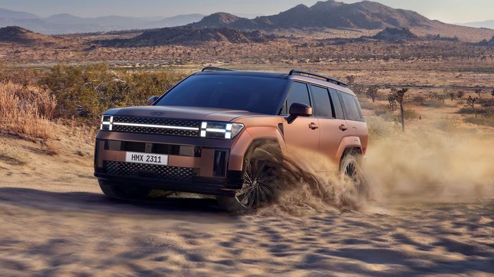 Hranatý útok na rodinná SUV. Radikálně jiné Hyundai Santa Fe má sterilizační schránku