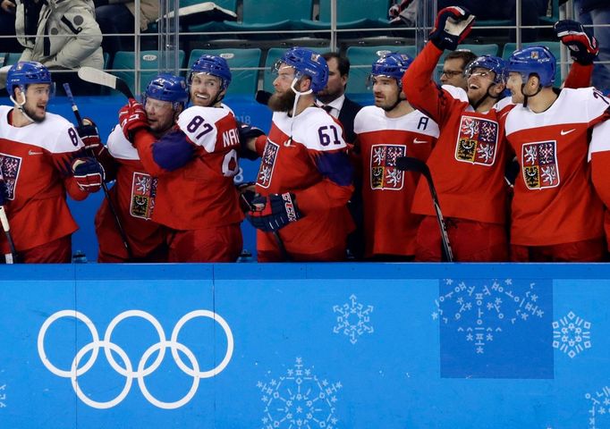 Čeští hokejisté slaví vítězství ve čtvrtfinále s USA na ZOH 2018