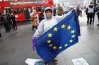 Britské úřady cizincům z EU rozeslaly výhrůžné dopisy. Byl to omyl, řekla Mayová
