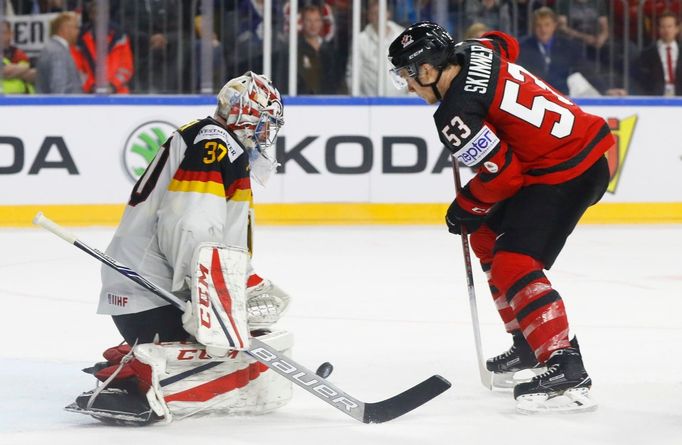 MS 2017, Kanada-Německo: Jeff Skinner dává gól na 2:0 do branky Philippa Grubauera