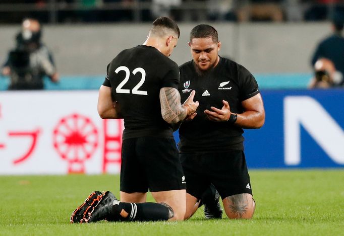 Čtvrtfinále MS v ragby 2019, Nový Zéland - Irsko: Muslimové v týmu Nového Zélandu Sonny Bill Williams (22) a Ofa Tuungafasi se modlí po zápase.