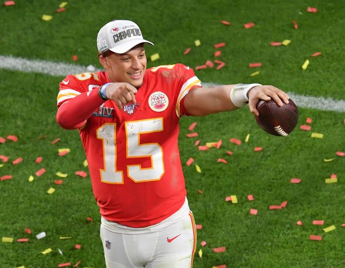 Patrick Mahomes slaví triumf Kansas City Chiefs ve finále Super Bowlu LIV (2020)