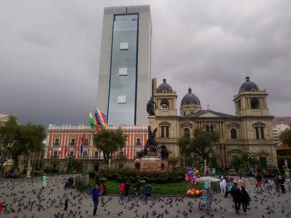 Nové prezidentské sídlo na náměstí v La Paz.