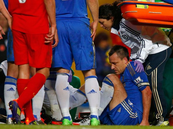 Fotbalista Chelsea John Terry se zranil v utkání proti Liverpoolu v anglické Premier League 2012/13.