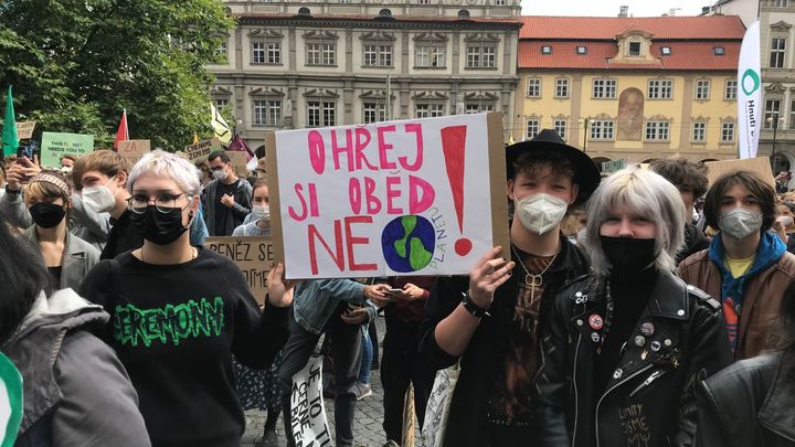"Není čas zavírat oči." Přes tisíc lidí demonstrovalo v Praze za ochranu klimatu; Zdroj foto: Radek Bartoníček