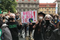 "Není čas zavírat oči." Přes tisíc lidí demonstrovalo v Praze za ochranu klimatu