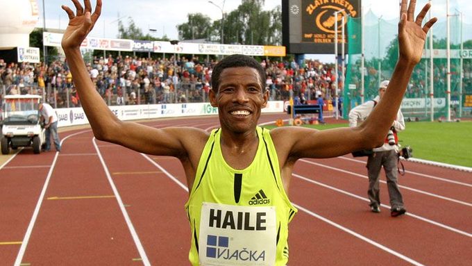Haile Gebrselassie dokázal překonat šestnáct let starý rekord Mexičana Artura Barriose v hodinovém běhu na stadionu. Za 60 minut uběhnout 21 285 metrů, tedy téměř o 200 metrů více.