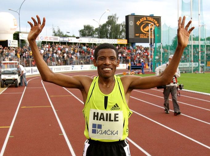 Haile Gebrselassie dokázal překonat šestnáct let starý rekord Mexičana Artura Barriose v hodinovém běhu na stadionu. Za 60 minut uběhnout 21 285 metrů, tedy téměř o 200 metrů více.