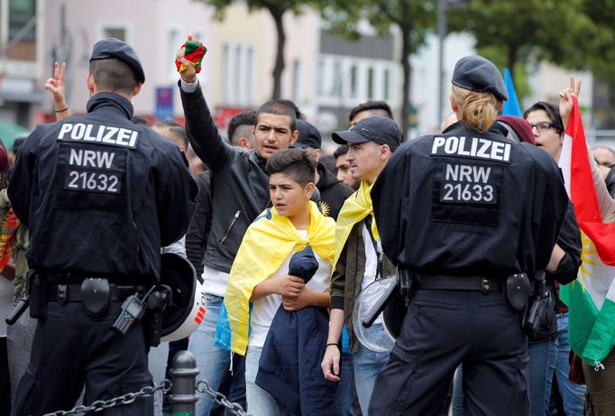 Demonstrace v Kolíně nad Rýnem na podporu tureckého prezidenta Recepa Erdogana