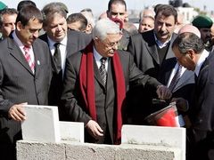 Palestinský prezident Mahmúd Abbás (vpravo) symbolicky zasadil jednu z cihel na budovaný památník Jásira Arafata v Ramalláhu.