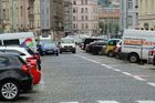 Den před zpoplatněním parkování v Dejvické ulici v Praze 6. Zaparkovat je obtížné.