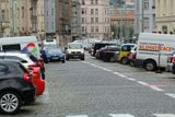 Den před zpoplatněním parkování v Dejvické ulici v Praze 6. Zaparkovat je obtížné.