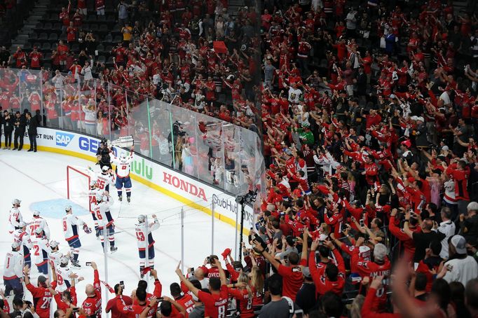 Alexandr Ovečkin s týmem Washingtonu slaví Stanley Cup