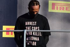 "Zavřete policajty." FIA v reakci na Hamiltonovo tričko zakázala politické projevy