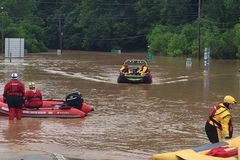 Povodně v Západní Virginii mají už 23 mrtvých a desetitisíce domácností bez plynu a elektřiny