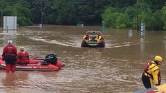 Záchranáři na řece Clendenin poté, co v okrese Kanawha spadlo až 25 centimetrů srážek.
