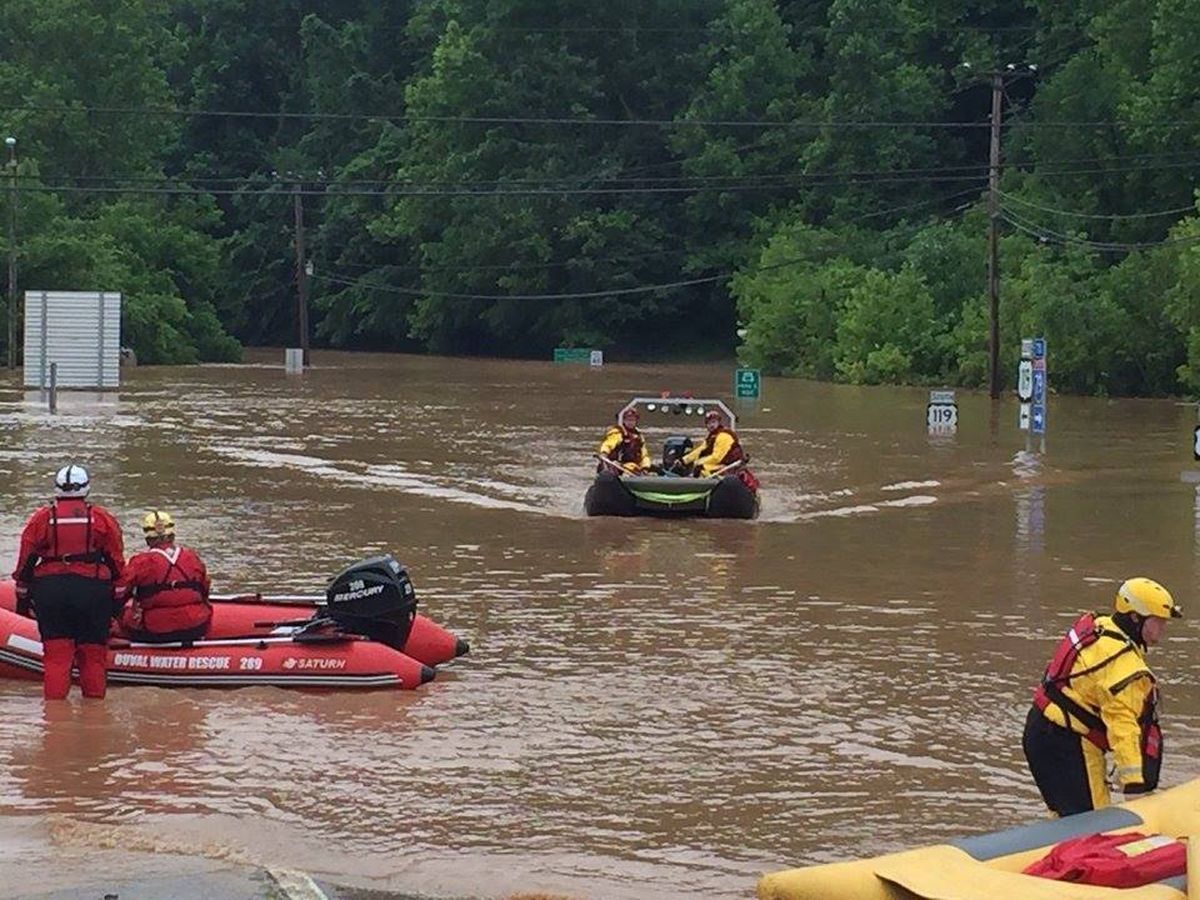 Záchranáři na řece Clendenin poté, co v okrese Kanawha spadlo až 25 centimetrů srážek.