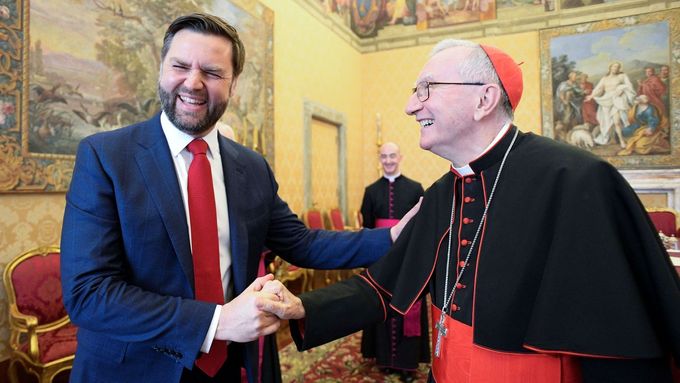 Americký viceprezident J. D. Vance při setkání se státním sekretářem kardinálem Pietrem Parolinem, druhým nejvýše postaveným činitelem ve Vatikánu.