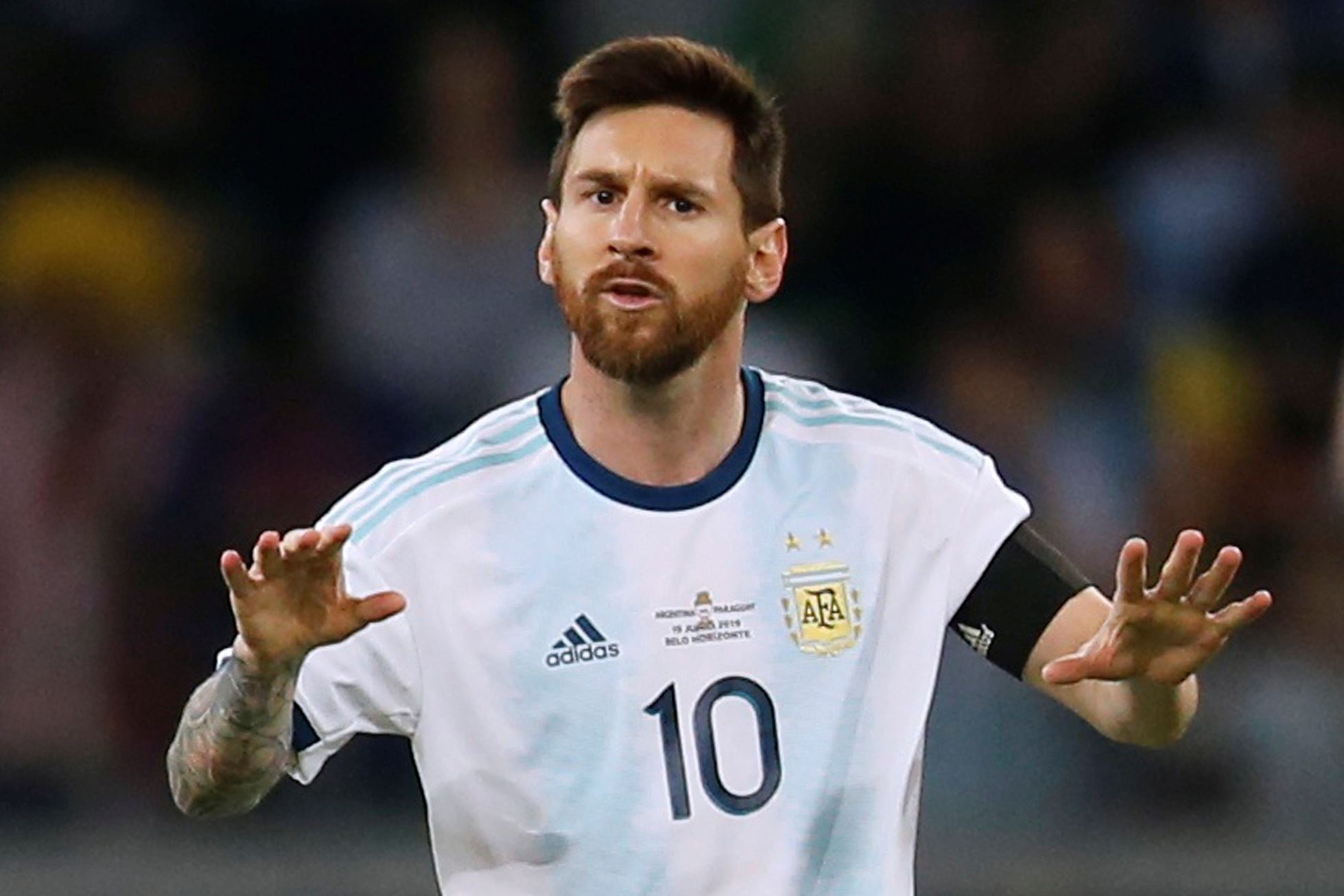Kapitán argentinské reprezentace Lionel Messi uklidňuje spoluhráče i fanoušky, svůj tým ale na Copě América k vítězství opět dovést nedokázal