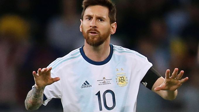 Kapitán argentinské reprezentace Lionel Messi uklidňuje spoluhráče i fanoušky, svůj tým ale na Copě América k vítězství opět dovést nedokázal