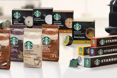 Balená káva ze Starbucksu míří do českých prodejen. Nestlé dalo za licenci miliardy