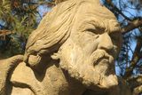 Detail muže z Komenského pomníku, jehož rysy se významně podobají Bílkově tváři.