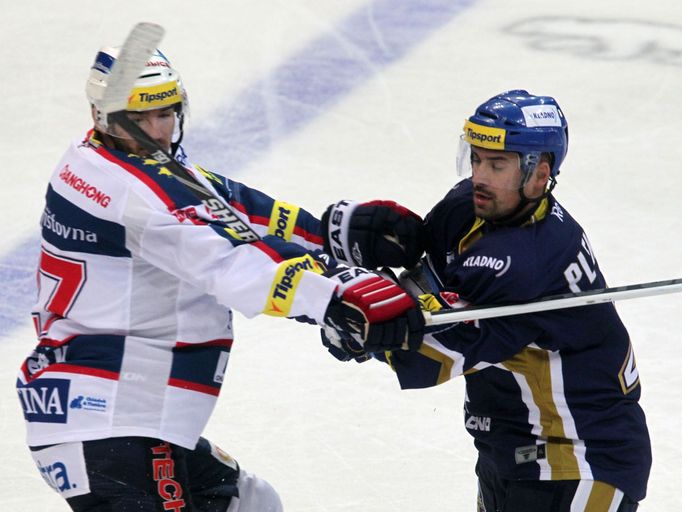 Hokejista Kladna Tomáš Plekanec (vpravo) se přetahuje s Janem Kolářem II v 5. kole Tipsport extraligy 2012/13 s Pardubicemi.