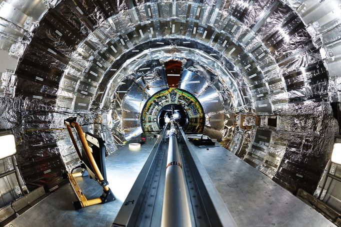 Instalace nosné trubky v detektoru CMS, kde se srážejí paprsky LHC, CERN, 22. března 2021. Jedná se o klíčový prvek experimentu před uzavřením detektoru.