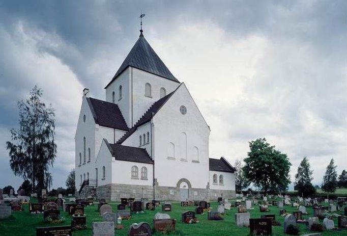 Kostel Ås ve Vestre Toten, Oppland, architekt Henry Bucher, 1921.  Kostel Ås pochází ze začátku dvacátých let minulého století. Tuto fotografii mám rád hlavně pro pěkné světlo a atmosféru. (c) Jiří Havran