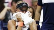 Na raketě 147. hráčky světa zůstala turnajové čtyřka Caroline Wozniacká. Dánku v maratonu na závěr včerejšího programu na centrkurtu Arthura Ashe porazila 6:4, 5:7 a 7:6